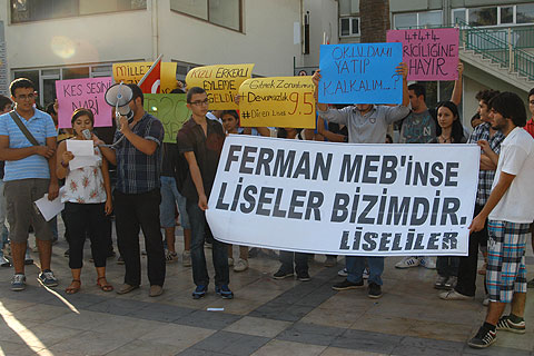 Liseli Gençler MEB’i protesto etti