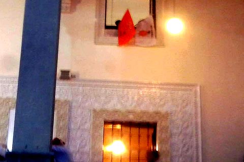Yeni Camii’nin penceresinden Ak Parti bayrakları salladılar
