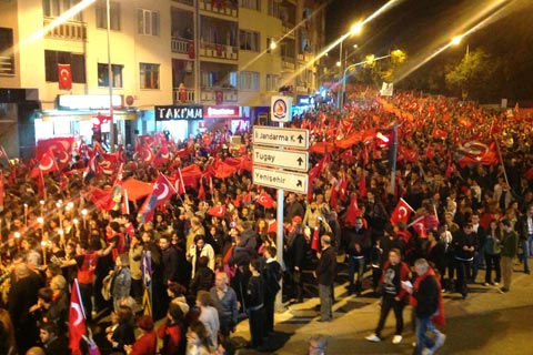 Denizli’de onbirlerce kişi Cumhuriyet için yürüdü