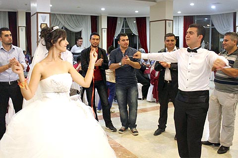 Merkez… Biz Evlendik!