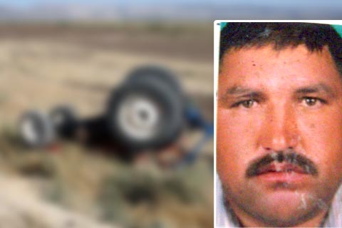 Devrilen traktörün altında kalıp öldü