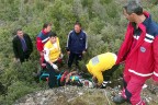 Yürüyüş yaparken uçuruma düştü