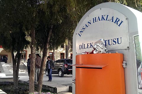 Dilek kutuları çöplük oldu