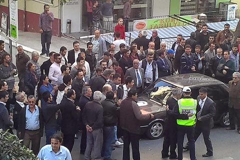 Atatürk posteri gerginliğinden sıcak görüntüler