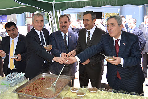 DTO 2 bin 500 kişiye aşure dağıttı