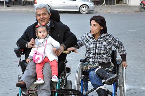 Engelli çiftin engel tanımayan aşkı