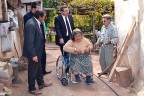 Kale’de engellilere tekerlekli sandalye yardımı
