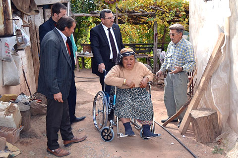 Kale’de engellilere tekerlekli sandalye yardımı