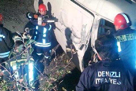 Minibüs kamyona çarptı: 1 ölü