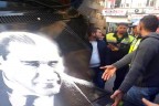Polisin Atatürk portresini söktürmek istediği o anlar