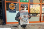 Hergün 15 dakika “Duran Adam” eylemi yapıyor