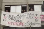 Liselilerden afişli protesto