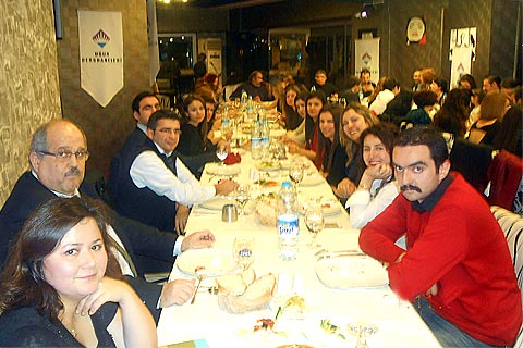 Uğur ailesi yemekte biraraya geldi