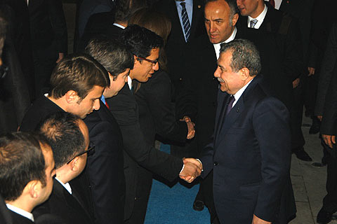 Turkuaz rengi halı Bakan Güler için serildi