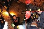 Göçük altında kalan işçi sağ kurtarıldı
