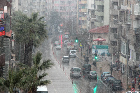 Denizli’ye yılın ilk karı düştü