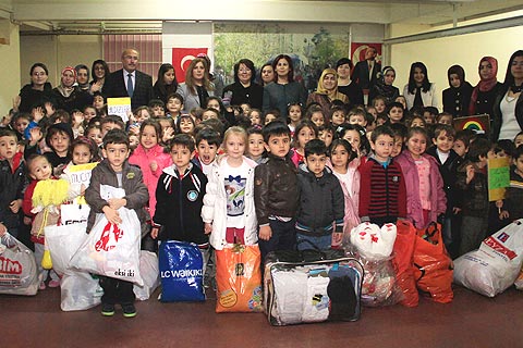 Minik öğrencilerden Sevgi Eli’ne destek