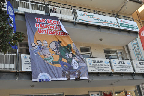 O pankartı savcılık indirtti