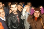 Partililer AK Parti binasını bastı