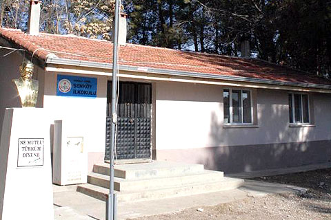 Öğretmensiz okulun kapısına kilit vuruldu