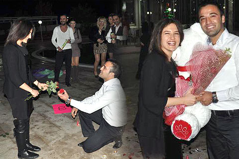 Yılbaşı partisinde sürpriz evlilik teklifi