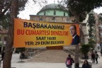 Cami bahçesine asılan bez pankarta CHP’den tepki