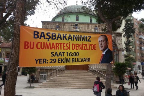 Cami bahçesine asılan bez pankarta CHP’den tepki