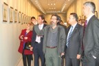 Hastane koridorunda resim sergisi