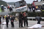 Servis aracı devrildi: 1 ölü, 19 yaralı