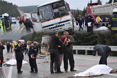 Servis aracı devrildi: 1 ölü, 19 yaralı