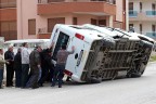Minibüs otomobile çarptı: 3 yaralı