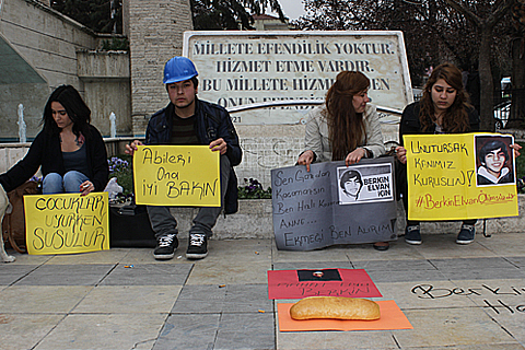 Berkin Elvan için “oturan adam” eylemi