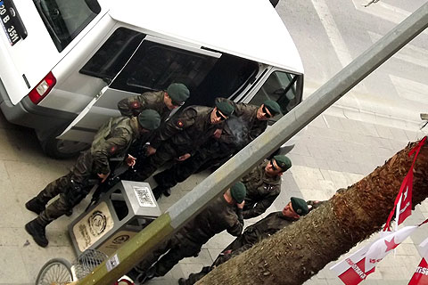 İşçi Partisi’ne özel harekatlı göz hapsi