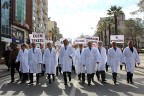 Protokol ve tekstilcilerin bornozlu yürüyüşü