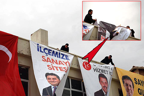 ZEYBEKCİ GELİYOR DİYE MHP’NİN AFİŞLERİNİ SÖKTÜLER