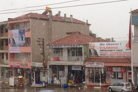Kızılcabölük ve Nikfer’de kar yağıyor