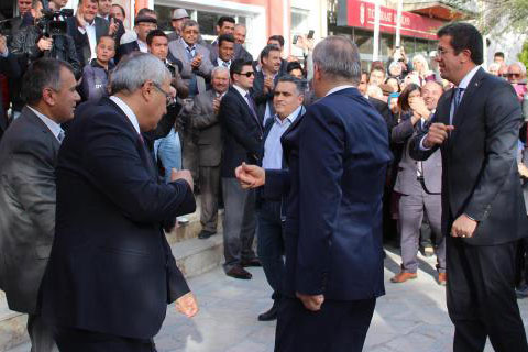 Bakan Zeybekci sözünü tuttu zeybek oynadı