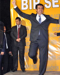 denizli-bakan-zeybekci-zeybek-oynadi-ic