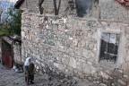 Yarısı yıkılan virane evde yaşıyor