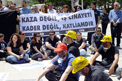 Soma kurbanlarını andılar