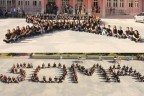 BEDENLERİYLE SİYAH KURDELE YAPTILAR