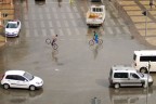Yoğun trafikte bisiklet şov yapıyorlar