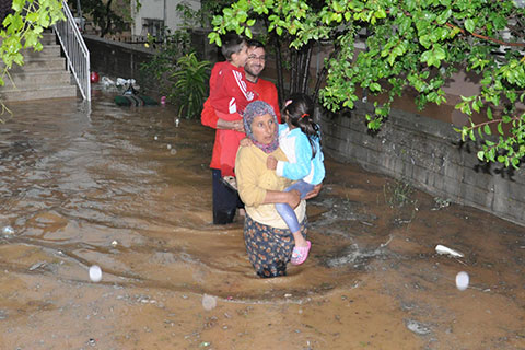 Büyükşehir ekiplerinin sel mesaisi