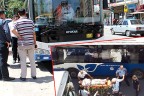 Belediye otobüsü yayaya çarptı