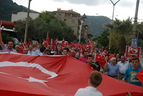 Buldan’da bayrağa saygı yürüyüşü