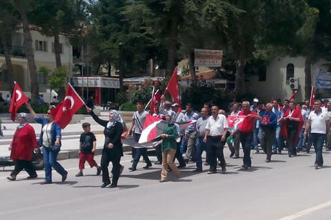 Çal’da ‘Bayrağa Saygı’ yürüyüşü