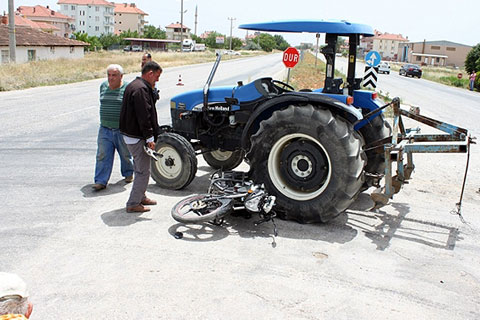 Traktörle motosiklet çarpıştı: 2 ağır yaralı