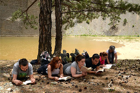 Doğada kitap okudular