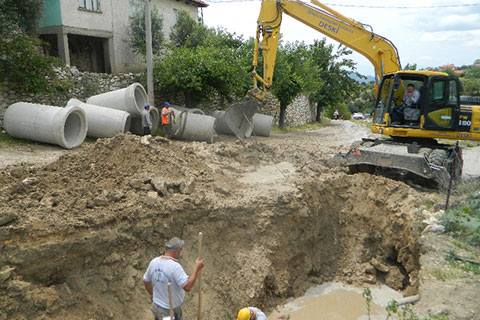 Yağmur çökertti belediye yaptı