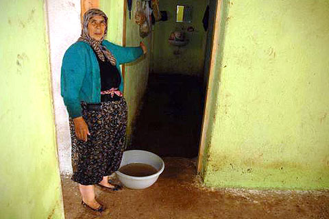Ameliyat parasını sel götürdü
